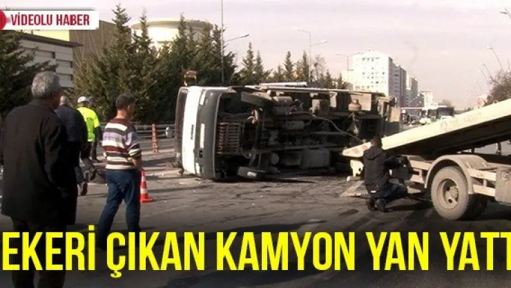Tekeri çıkan kamyon yan yattı