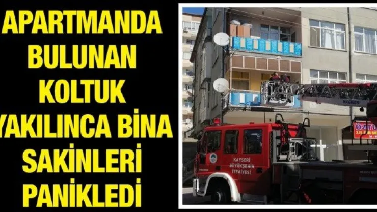 Apartmanda bulunan koltuk yakılınca bina sakinleri panikledi