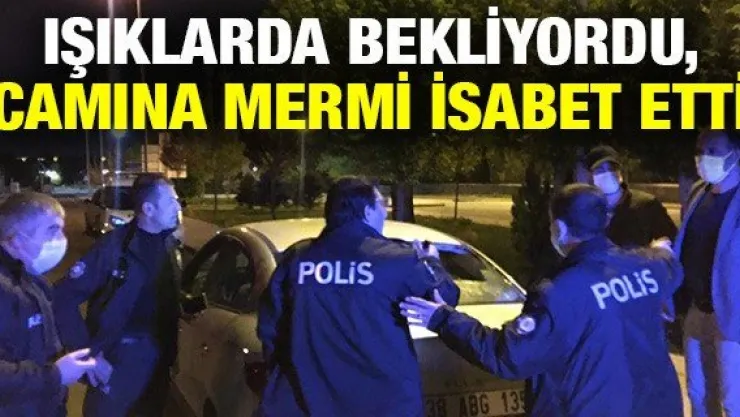 Işıklarda Bekliyordu, Camına Mermi İsabet Etti