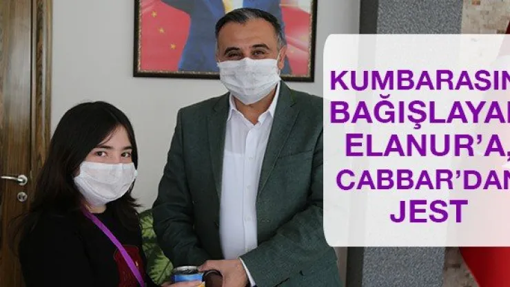 Kumbarasını bağışlayan Elanur'a, Cabbar'dan jest