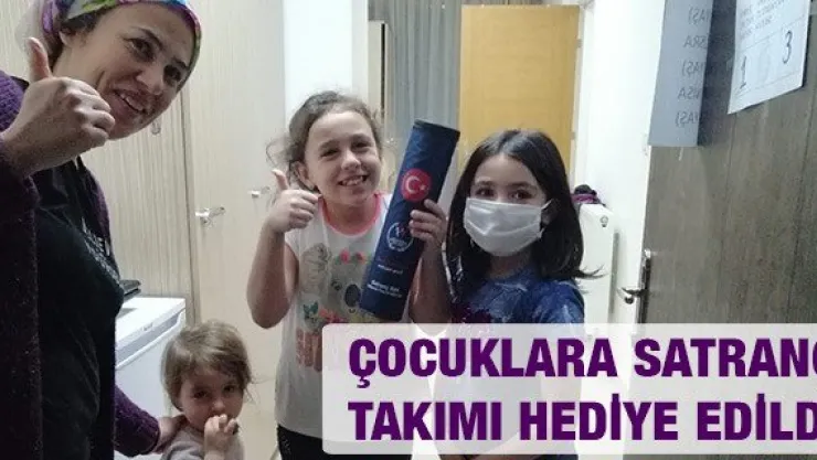 Çocuklara satranç takımı hediye edildi