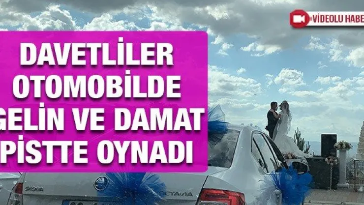 Davetliler otomobilde gelin ve damat pistte oynadı