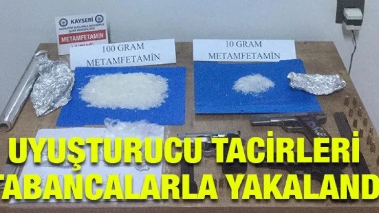 Uyuşturucu tacirleri tabancalarla yakalandı