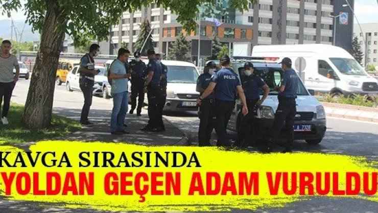Kavga sırasında yoldan geçen adam vuruldu