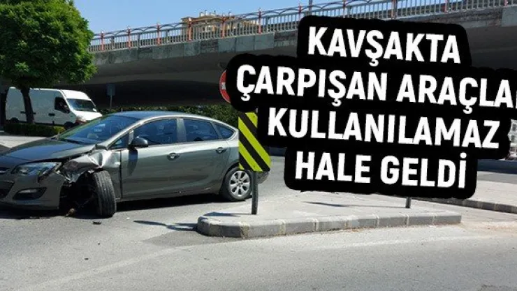Kavşakta çarpışan araçlar kullanılamaz hale geldi