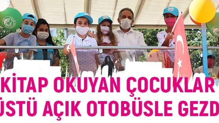 Kitap okuyan çocuklar üstü açık otobüsle gezdi