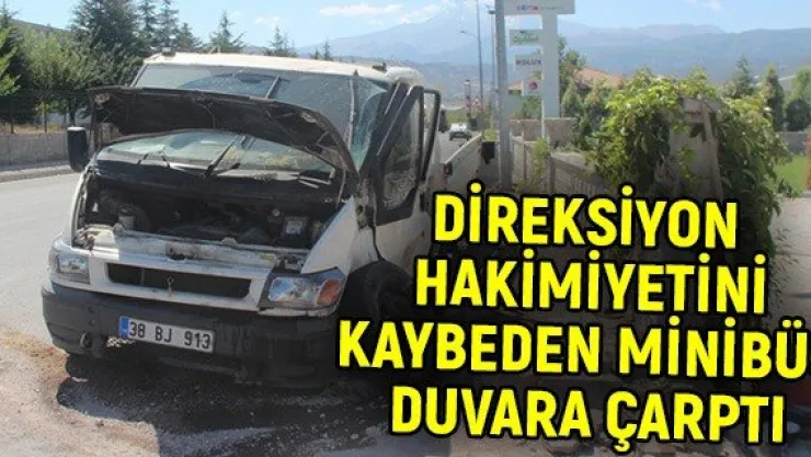 Direksiyon hakimiyetini kaybeden minibüs duvara çarptı
