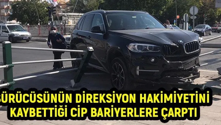 Sürücüsünün direksiyon hakimiyetini kaybettiği cip bariyerlere çarptı