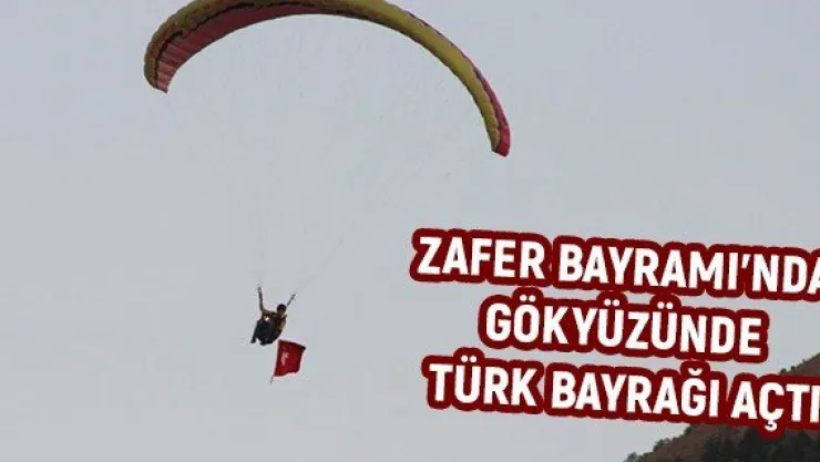 Türkiye'nin en genç yamaç paraşüt pilotu Zafer Bayramı'nda gökyüzünde Türk bayrağı açtı