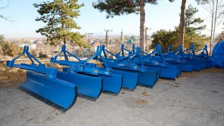 TALAS'TAN KIRSALA KAR KÜREME TESVİYE BIÇAĞI HEDİYE EDİLDİ