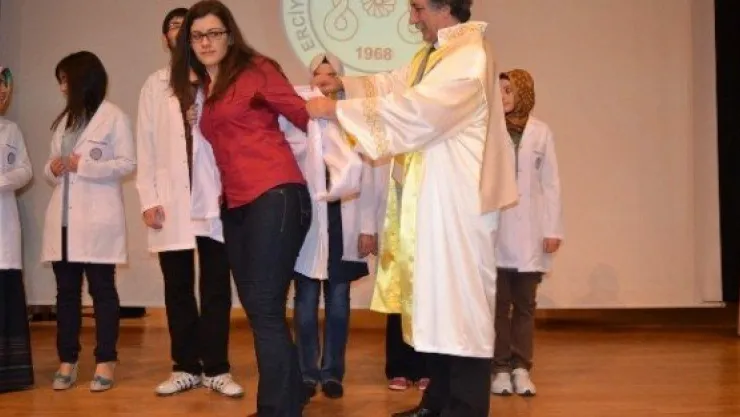 378 Tıp Fakültesi Öğrencisi Önlüklerini Giydi