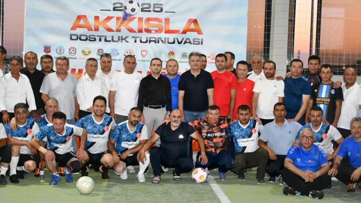 5. Akkışla Dostluk Turnuvası, ilçe Kaymakamı Engin Atilla'nın başlama vuruşuyla başladı.