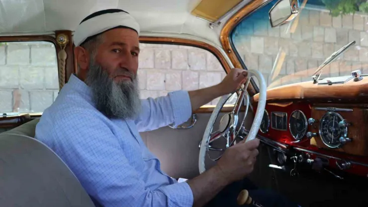 Adnan Menderes'in korumasının kullandığı otomobile gözü gibi bakıyor