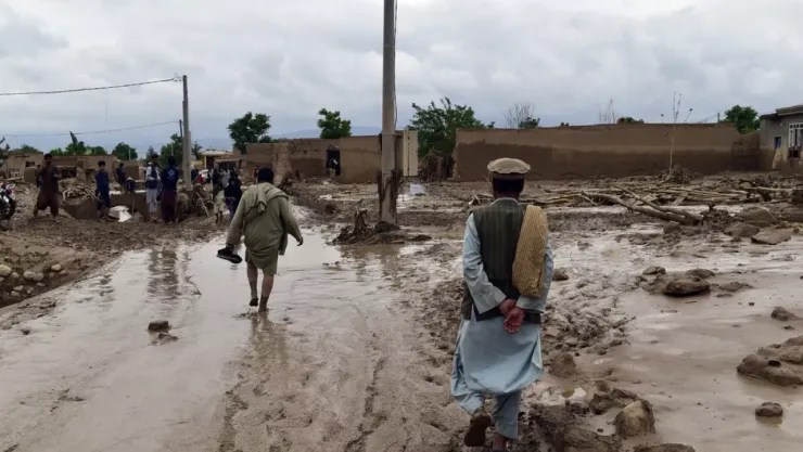 Afganistan'da selden en az 300 can kaybı