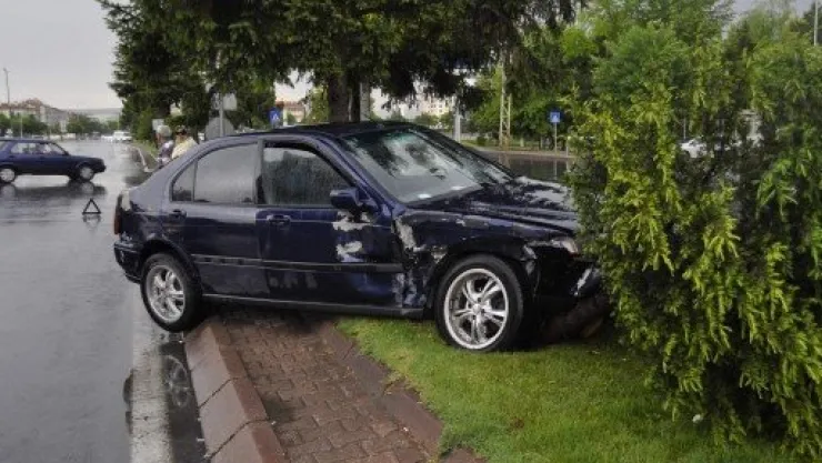 Ağaca Çarparak Durabildi