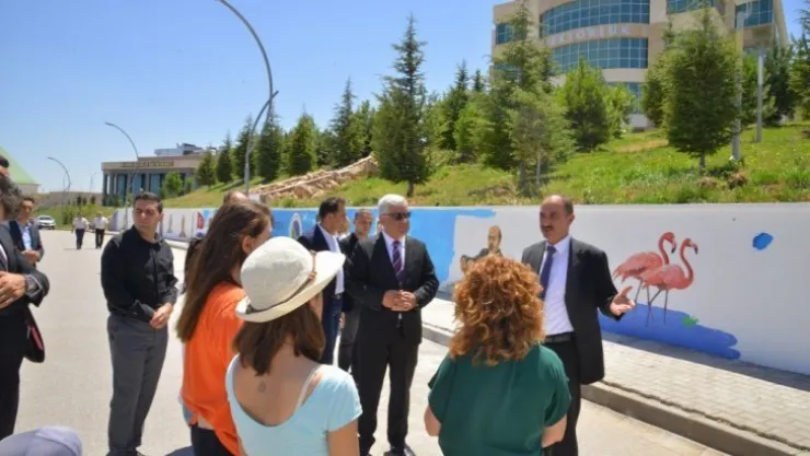 Ahi Evran Üniversitesi öğrencilerini şehrin özdeşleşmiş simgeleri ile karşılıyor