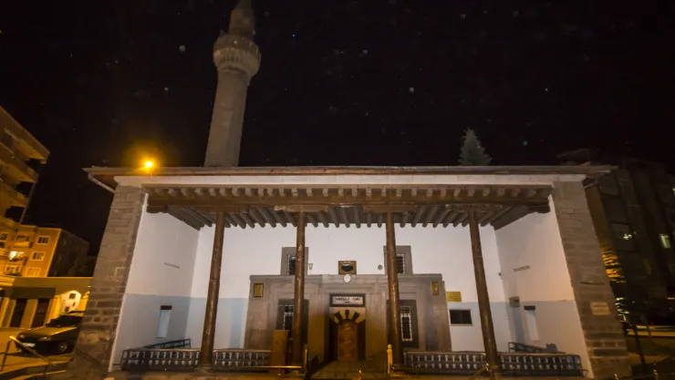 Ahşap direkli Osmanlı yapısı: Yanıkoğlu Camii