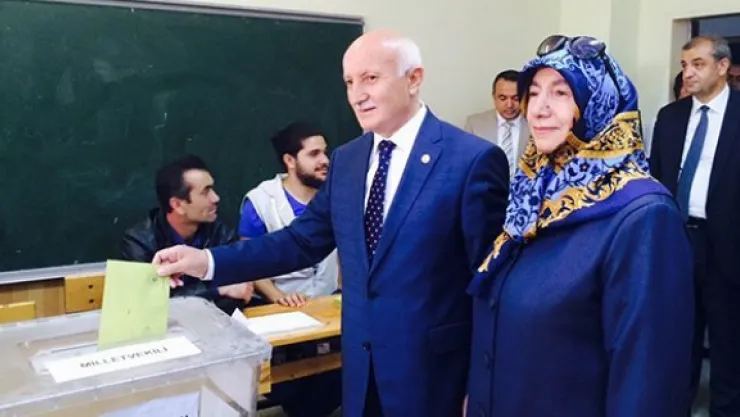 Ak Parti Kayseri Milletvekili adayı Yaşar Karayel oyunu kullandı