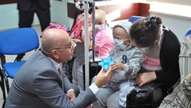 Ak Parti Lösemili Çocukları Unutmadı