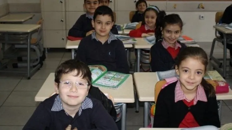 Akansu Koleji, 8 Yıldır Güne Kitap Okuyarak Başlıyor 