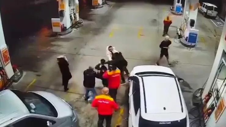 Akaryakıt istasyonunda kaza sonrası kavga çıktı