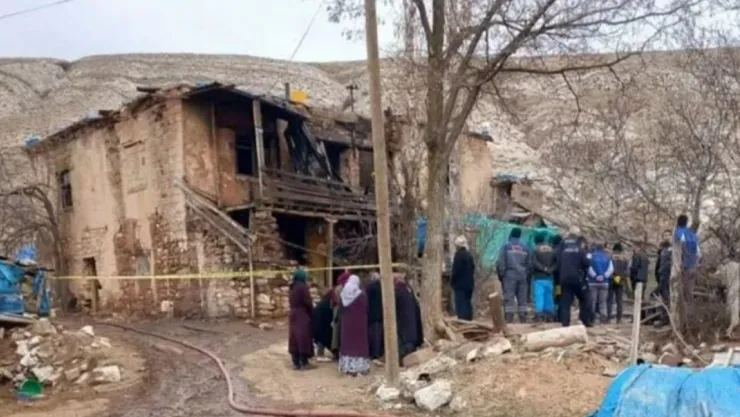 Akkışla'da yanan evde bir kadın can verdi