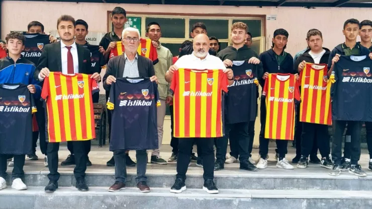 Akkışla Derneği, Akkışla Lisesi Öğrencilerine Kayserispor Forması Dağıttı