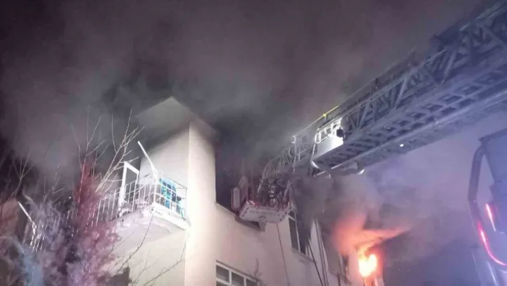 Alevlerin sardığı ev kullanılamaz hale geldi