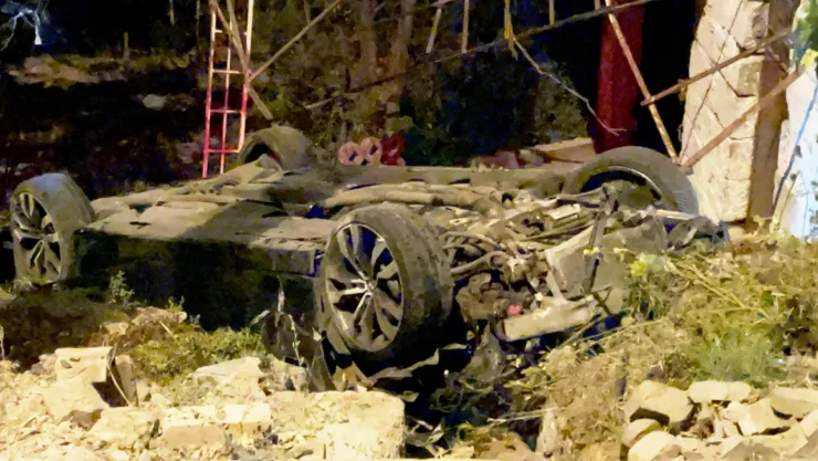 Ali Dağı rampasında seyreden lüks otomobil evin bahçesine uçtu