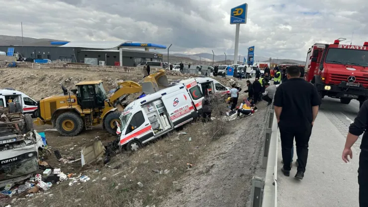 Ambulans ile kamyonet çarpıştı: 6 yaralı