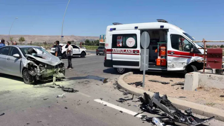 Ambulansla otomobil çarpıştı: 3'ü sağlık personeli 6 yaralı