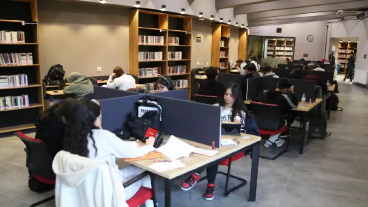 Ara Tatilde Akıl Küpü Kütüphaneleri Dolup Taşıyor