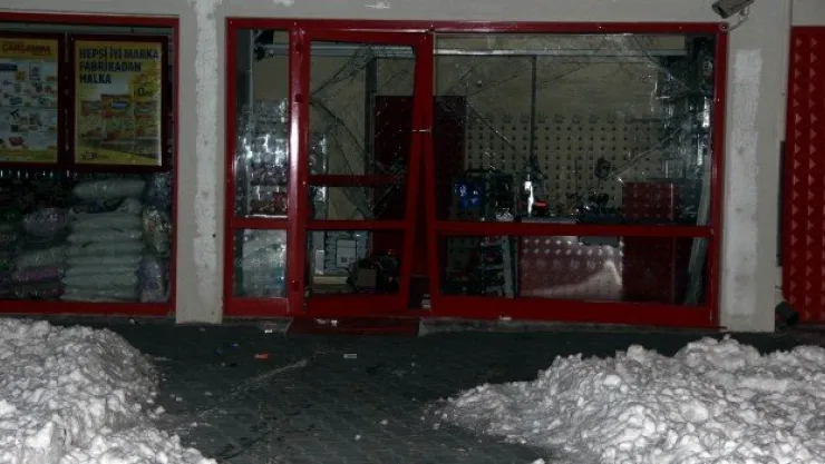 Arabayla kapısını kırdıkları marketi soydular