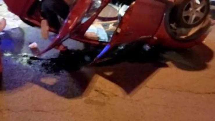 Araç, kazanın etkisiyle ters döndü