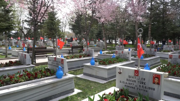 Arife günü Kartal Şehitliğine ziyaret