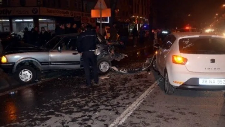 Arızalı Araçlarını İterken Otomobil Çarptı: 2 Yaralı 