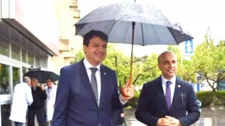 Aşkın Genç ve Mahmut Arıkan bahar yağmuruna yakalandı