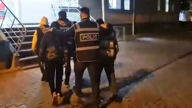 Asri mezarlıkta kuru sıkı tabanca sıkan 4 çocuk yakalandı