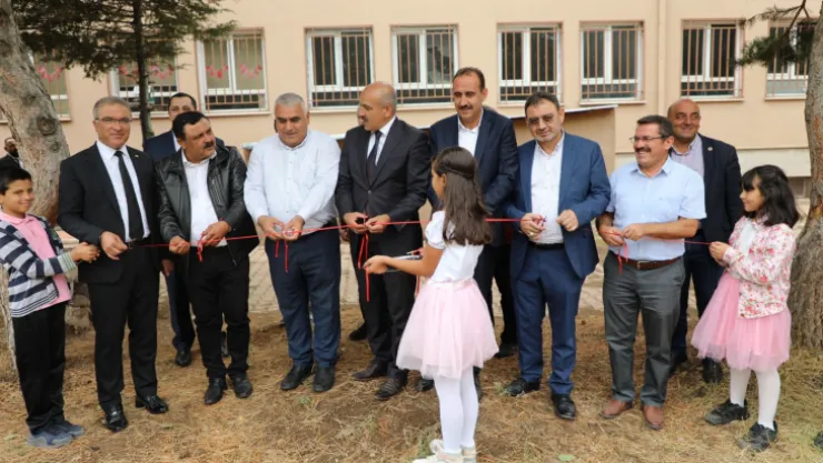 Atık malzemeleri geri dönüştürerek kütüphane yaptılar