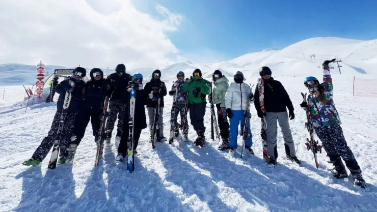 Avrupa'dan gelen Erasmus öğrencileri Erciyes'te kaymayı öğrendi