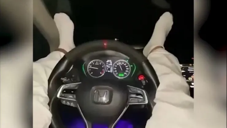 Ayaklarıyla araç kullanıp trafiği tehlikey attı: 2 Bin lira ceza ile kurtuldu