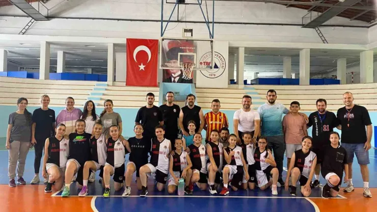 Babalar ve çocukları basketbol maçında karşı karşıya geldi