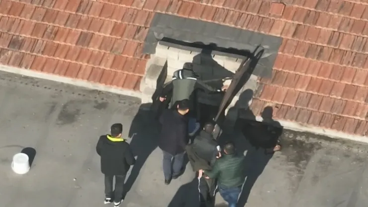 Babasını bıçaklayarak öldüren şüpheli, işyeri çatısında yakalandı