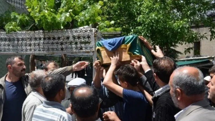 Babasının Öldürdüğü 3 Yaşındaki Çocuk Toprağa Verildi 