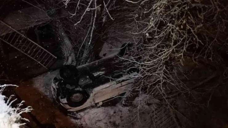 Bahçeye uçan otomobilden yara almadan çıktı, yardım istemeye gitti