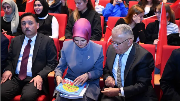 Bakan Göktaş'tan Öğrencilere Jest: 1.782 Ücretsiz Kaynak Kitap Dağıtıldı