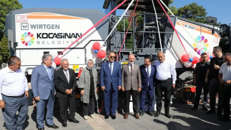 Bakan Özhaseki: '1 milyon 900 binden fazla insan evinde değil dışarıdaysa, başka projelerin peşinde koşmak çok doğru olmaz'