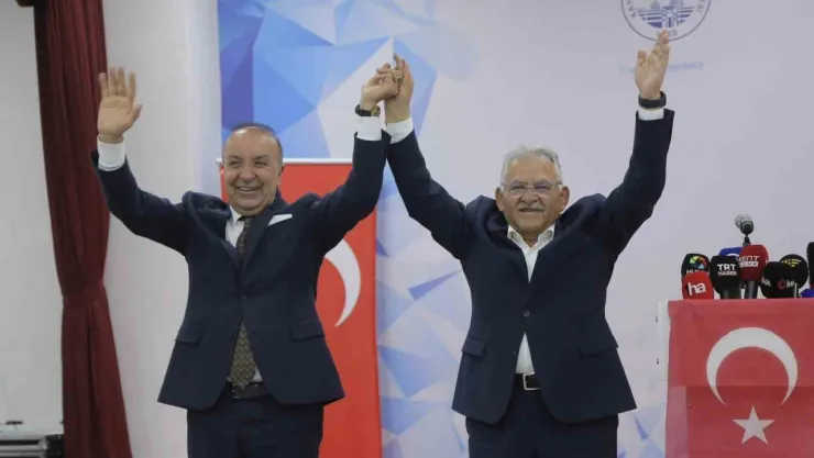 Bakan Özhaseki: 'İki Memduh birlikte el ele verirler, sizlere hizmet ederler'