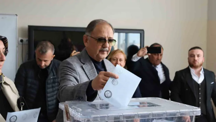 Bakan Özhaseki: 'İnsanların siyasi tercihi başımızın üstünde'