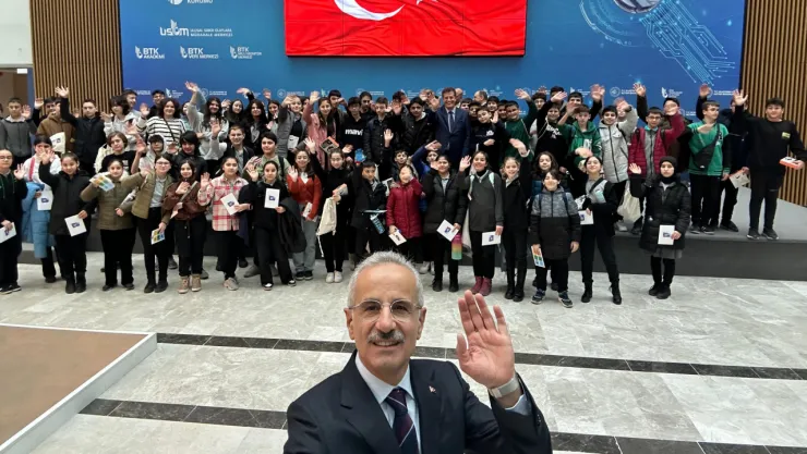 Bakan Uraloğlu'ndan uyarı: 'Çocuklarınızı internette yalnız bırakmayın'
